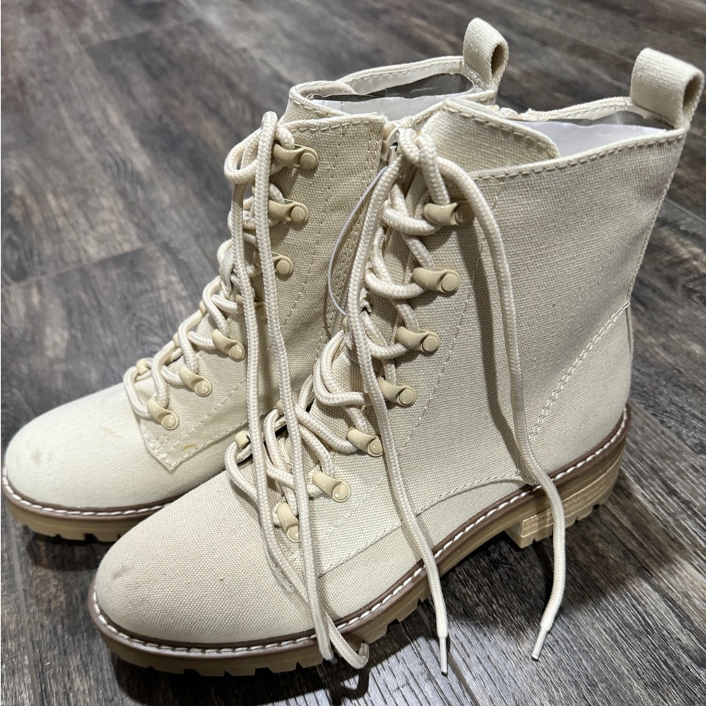 Cream Bombat boots